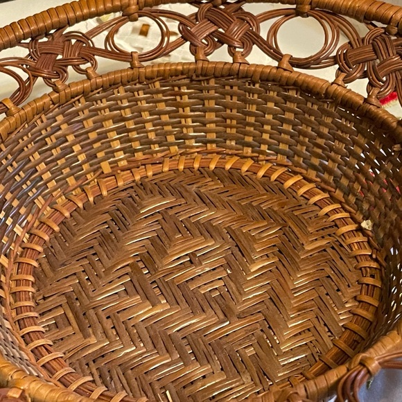Elegant Brown Woven Basket - Picture 3 of 3